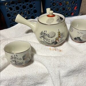 VibtagecElegant Cream Teapot Set with Artistic Design